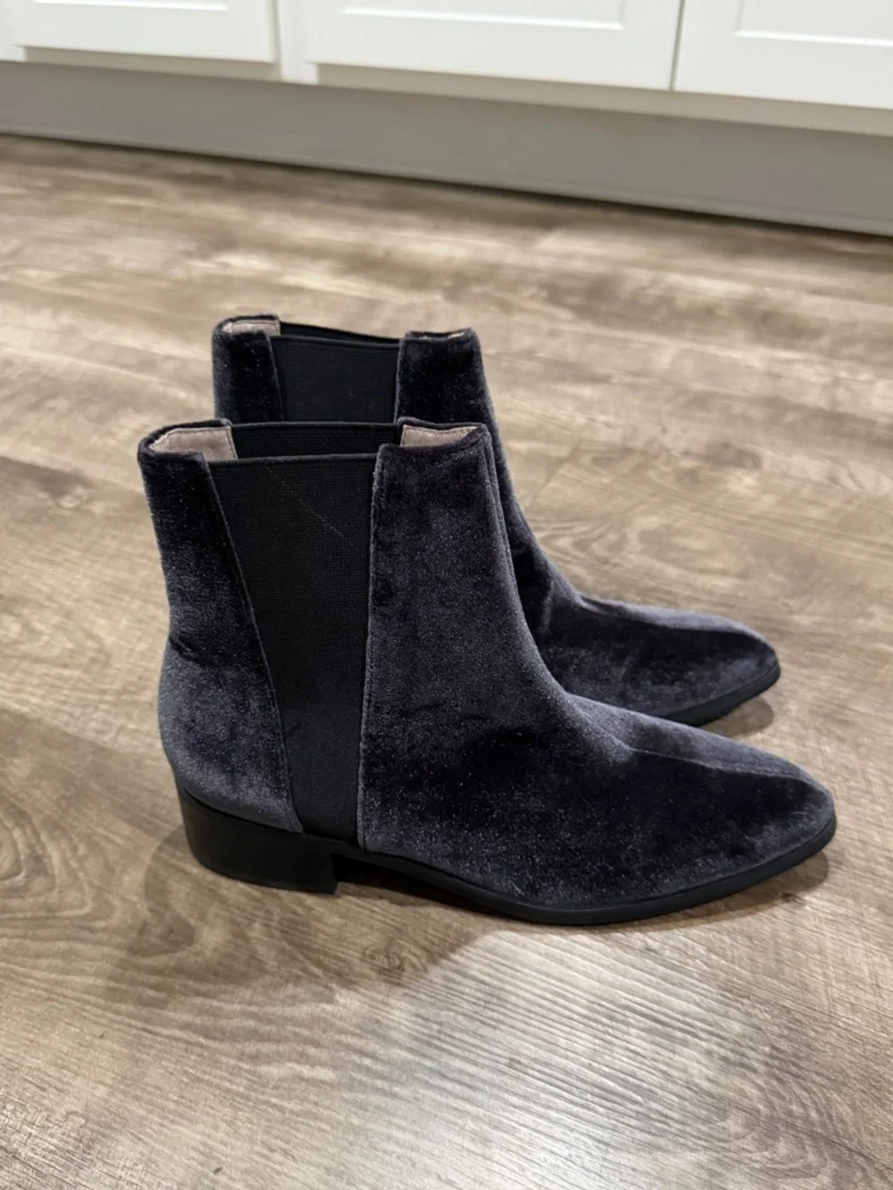 Raye Revolve Women's Blue Black Pointed Ankle Velvet Chelsea Boot 5.5 - Picture 2 of 7